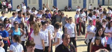 Participantes en la pista de atletisme del Graüll después de la cursa