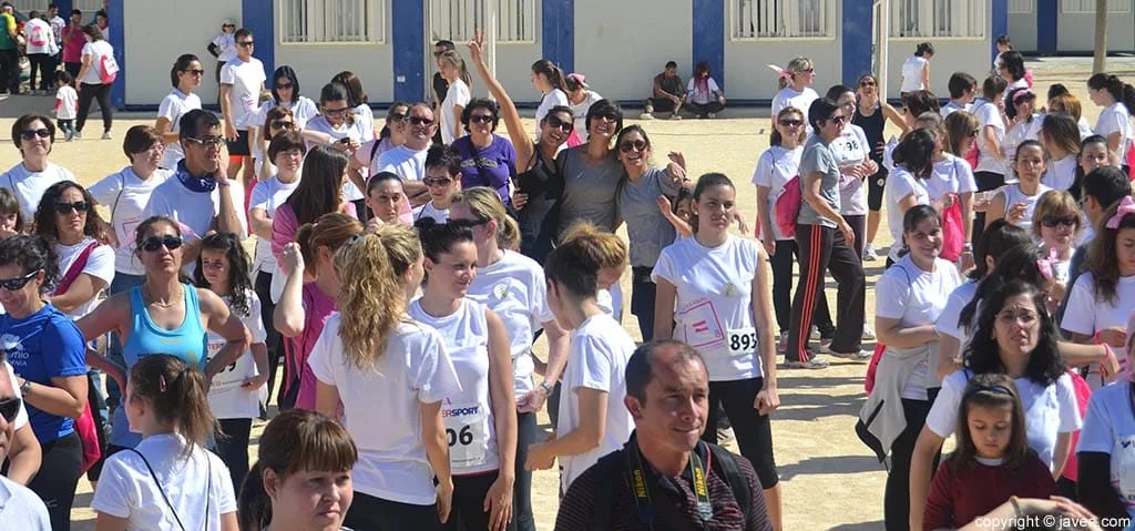 Participantes en la pista de atletisme del Graüll después de la cursa