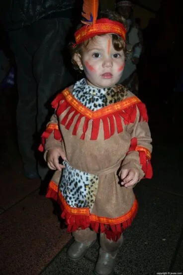 Pequeña disfrazada de india en el carnaval infantil de Jávea
