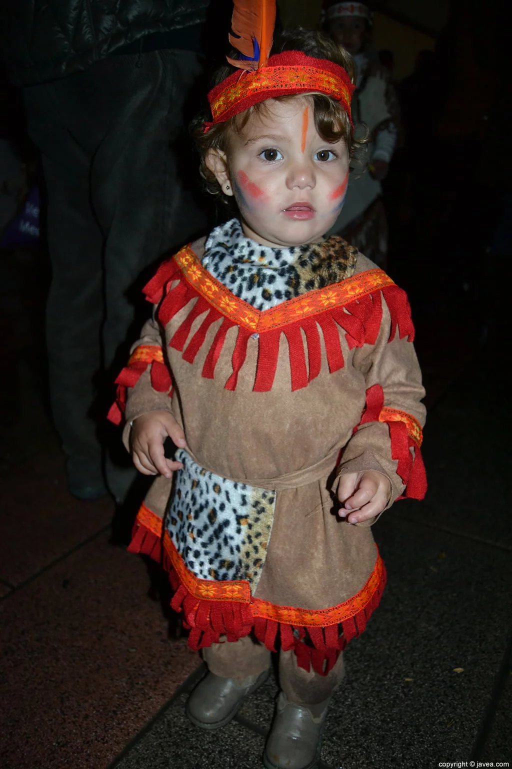 Pequeña disfrazada de india en el carnaval infantil de Jávea