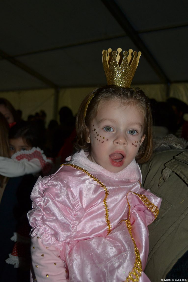 Pequeña disfrazada de princesa en el carnaval infantil de Jávea