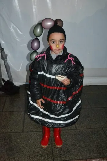 Pequeña en el carnaval infantil de Jávea