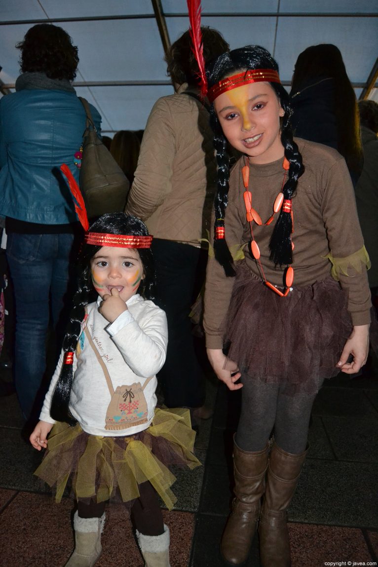 Pequeñas disfrazadas de indias en el Carnaval infantil de Jávea