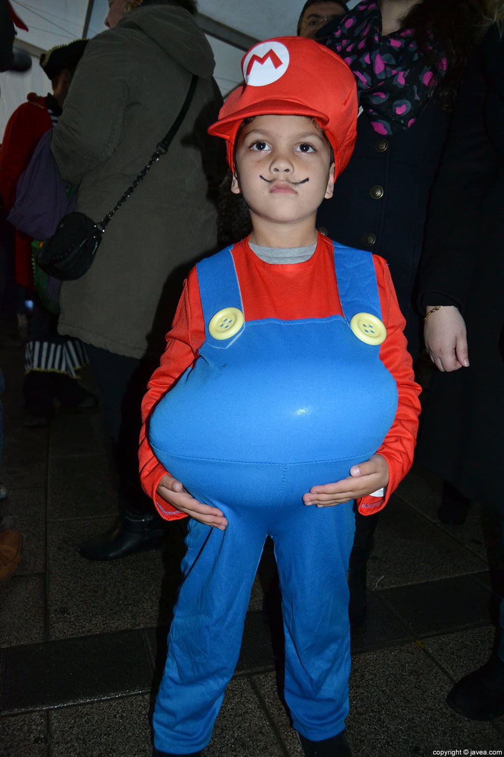 Pequeño disfrazado de Mario Bros en el carnaval infantil de Jávea
