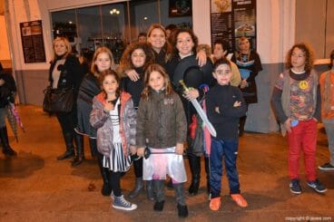 Pequeños y mayores en el carnaval de Jávea