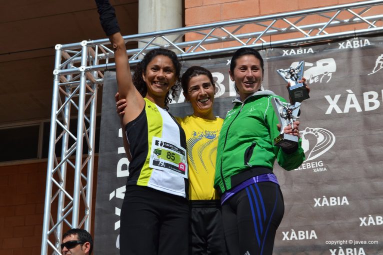 Mónica Mahiques, Violeta Gómez y Gina Virueña