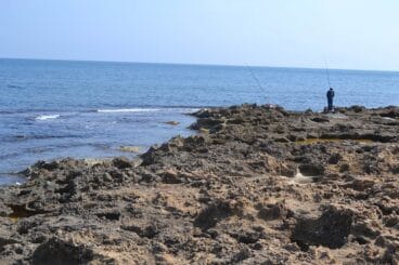 Practicando la pesca tradicional en la playa del segundo montañar de Jávea