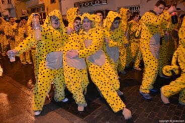 Quintos en el desfile de carnaval de Jávea