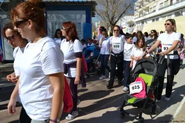 Salida de la Cursa de la Dona de Xàbia desde la pista de atletismo del Colegio Público Graüll