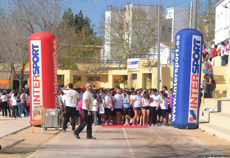 Salida de la Cursa de la Dona de Xàbia en la pista de atletisme del Colegio Público Graüll de Xàbia