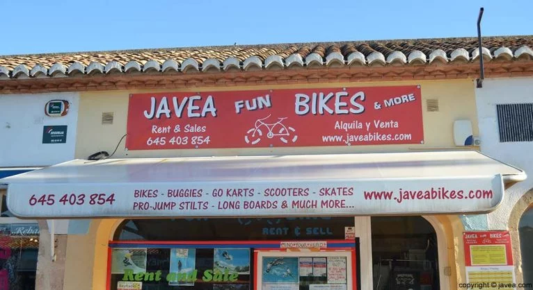 Tienda de alquiler de bicis Jávea Fun Bike en la Playa del Arenal