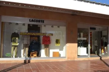 Tienda de moda Lacoste en la Playa del Arenal de Jávea