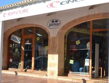 Tienda de surf Nao Wind en la Playa del Arenal de Jávea