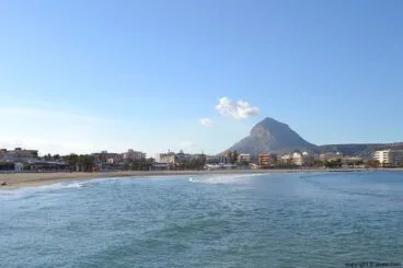 Vista del Montgó desde la Playa del Arenal de Jávea