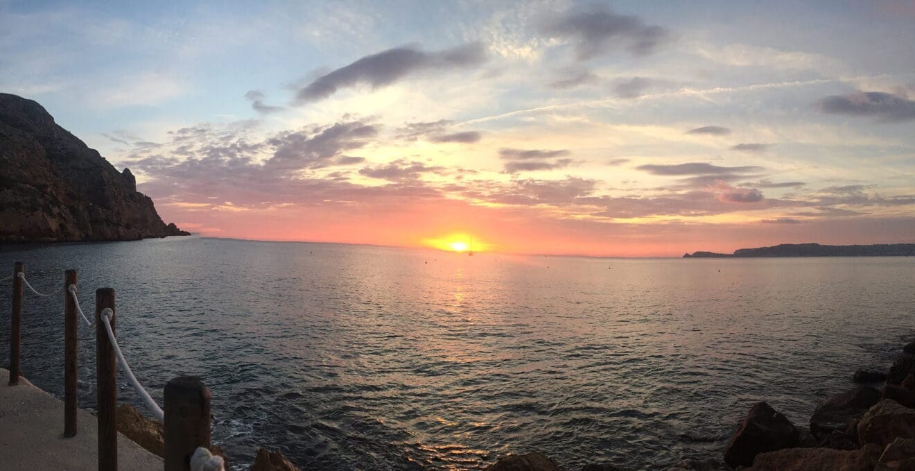 Amanecer desde la Cala del Tangó