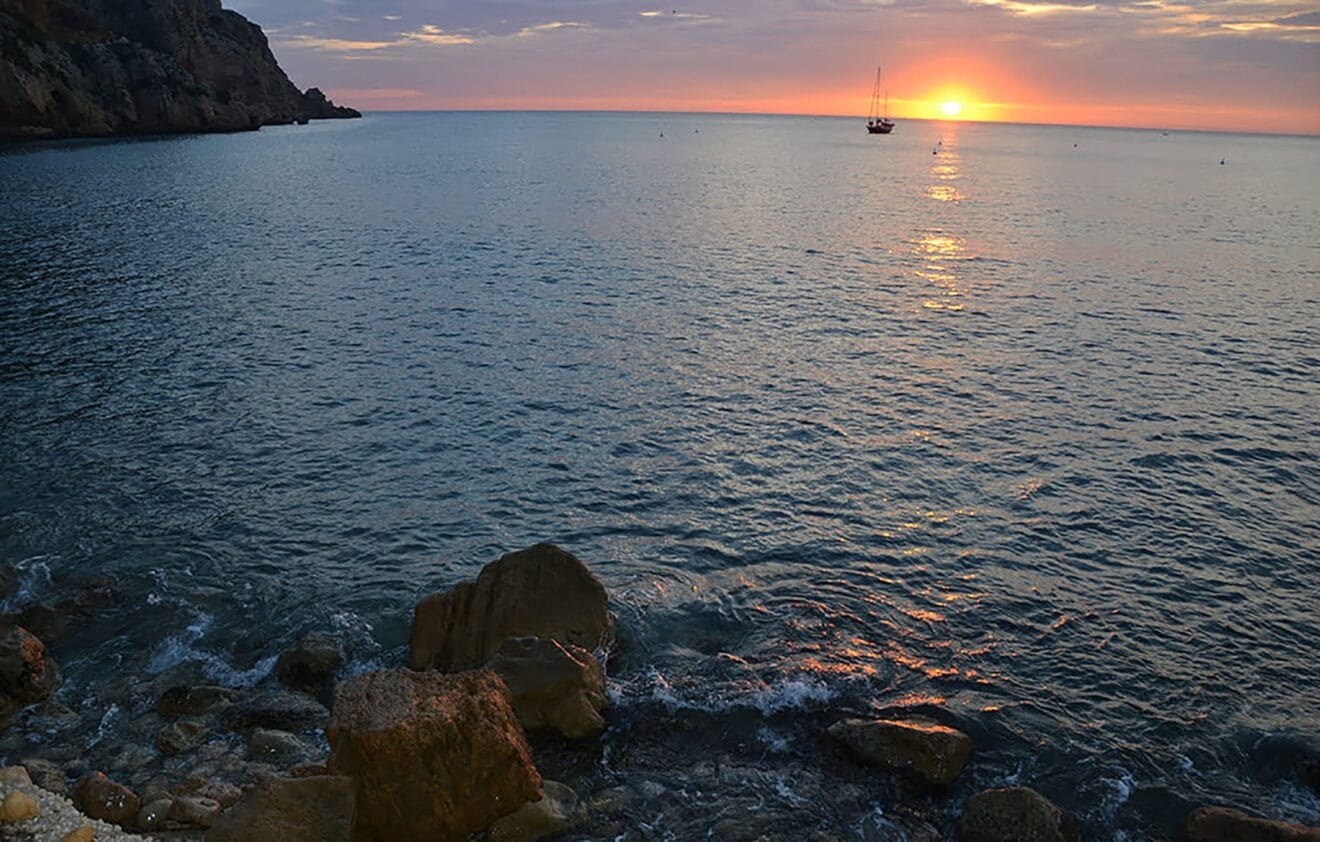 Amanecer desde la Cala del Tangó