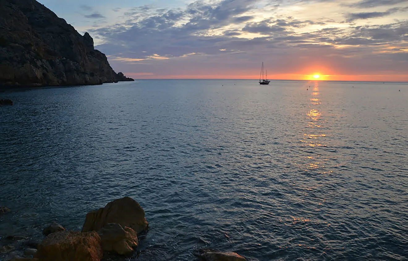 Amanecer desde la Cala del Tangó
