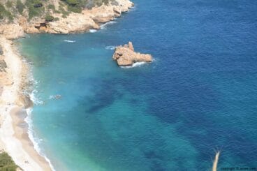 Aguas cristalinas en la cala de ambolo de Jávea