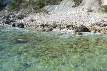 Aguas cristalinas en la segunda caleta de Jávea