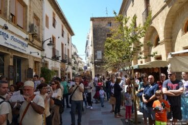 Ambiente en la Plaça de Baix en la Feria de Artesanía de Semana Santa de Jávea