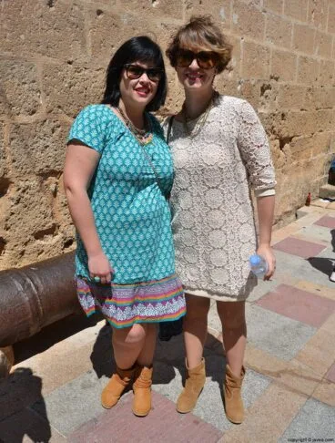 Amigas el día de Pascua en la feria de artesanía en la plaza de la Iglesia de Jávea