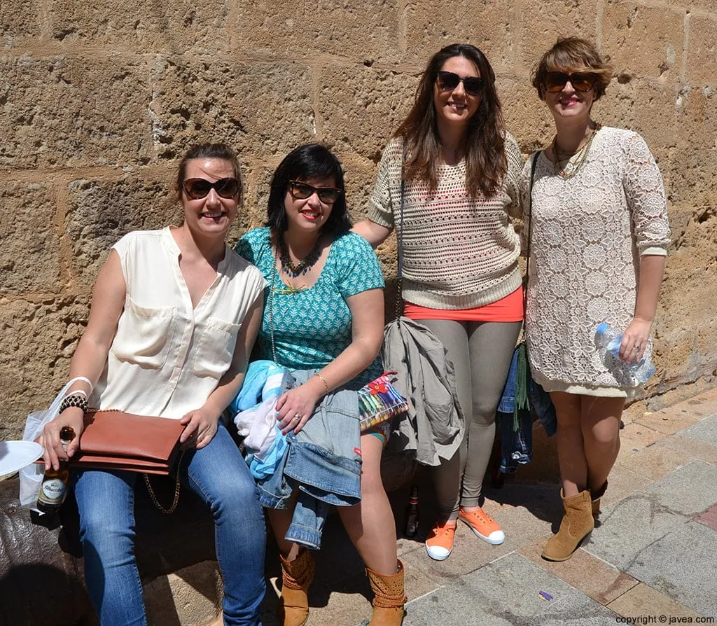 Amigas en la plaza de la iglesia disfrutando del día de Pascua