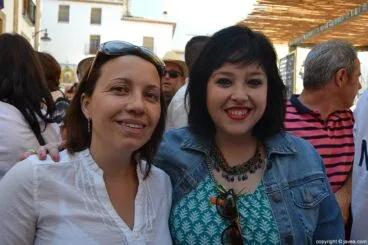 Amigas en la plaza de la iglesia el día de Pascua