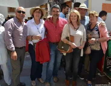 Amigos disfrutando del día de Pascua en la plaza de la iglesia de Jávea