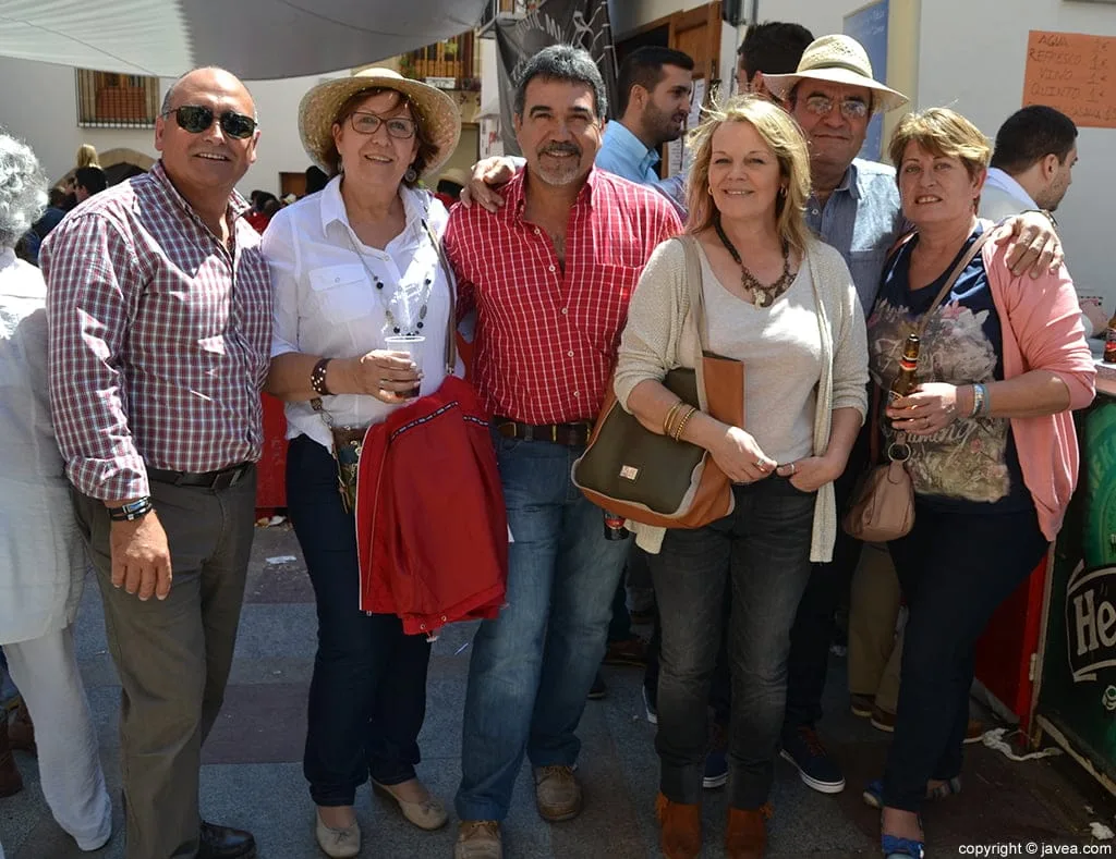 Amigos disfrutando del día de Pascua en la plaza de la iglesia de Jávea