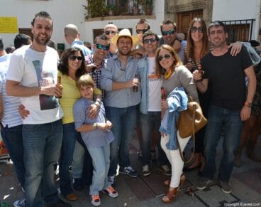 Amigos el día de Pascua en la plaza de la iglesia de Jávea