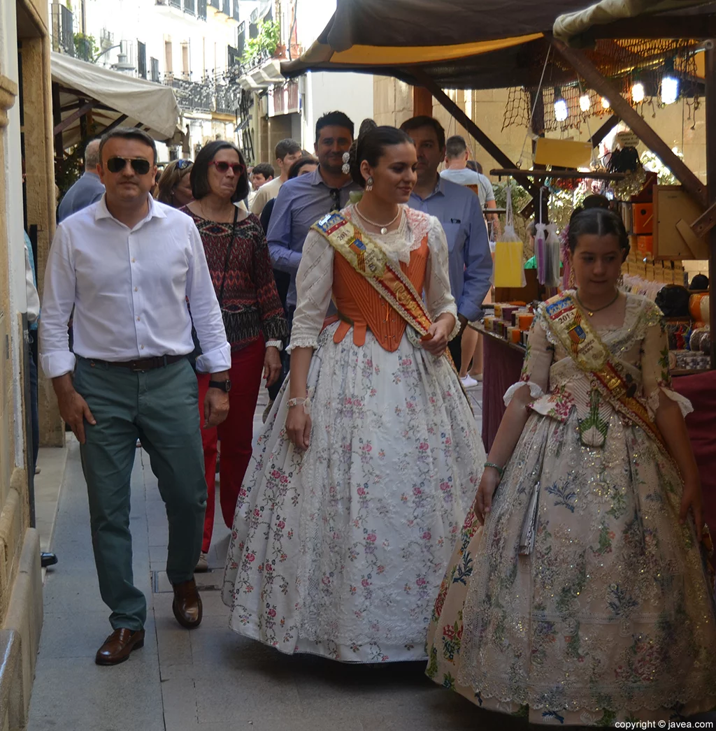 Autoridades y representación de Fogueres de Sant Joan visitando la Feria de Artesanía