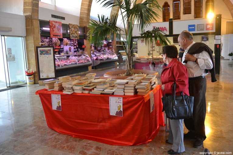 Bookcrossing en el Mercat Municipal de Xàbia para conmemorar el día internacional del libro