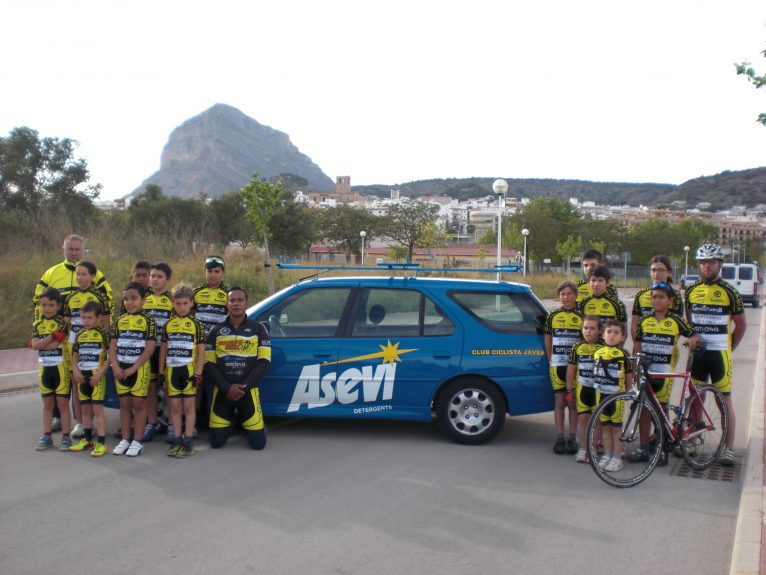 Los miembros de la Escuela del Club Ciclista Jávea