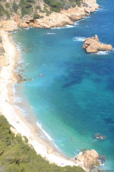 Cala Ambolo en Jávea es una cala natural nudista en Jávea