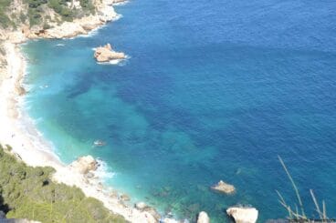 Cala Ambolo es la única playa nudista en Jávea