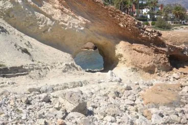 Cala Blanca recibe su nombre por la roca de sus acantilados y la que compone la cala