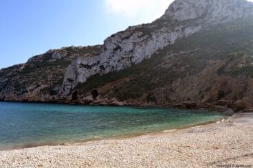 Cala Granadella en Jávea abrazada por las montañas