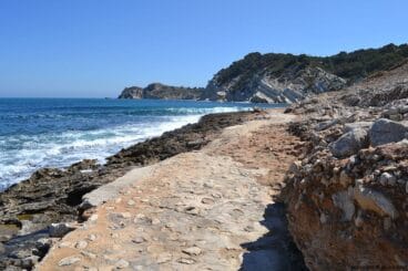 Camino que lleva de una cala a otra