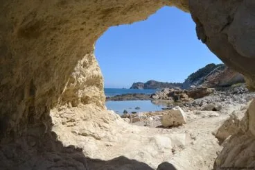 Característico paso entre la montaña en Cala Blanca Jávea