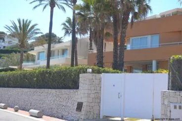 Chalets a lo largo del paseo marítimo que lleva a Cala Blanca