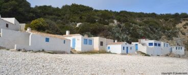 En la Cala del Portitxol de Xàbia son características las antiguas casas de pescadores
