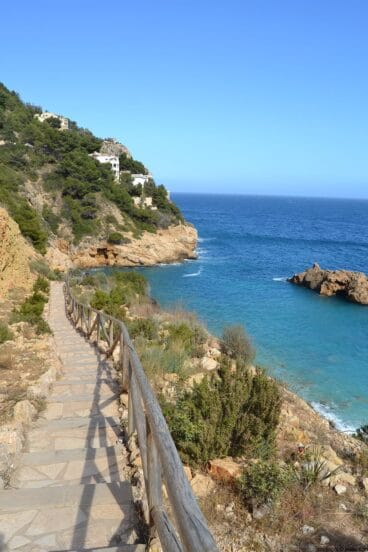 Escaleras de acceso a cala ambolo en Jávea