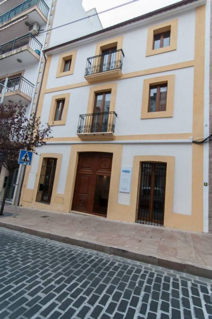 Fachada del Youth Hostel Jávea donde se albergarán los alumnos de los campamentos