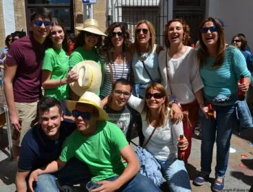 Grupo de amigas en la feria de artesanía el día de Pascua