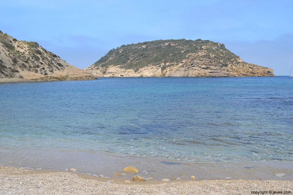 Illa del Portitxol en la cala de la barraca en Jávea