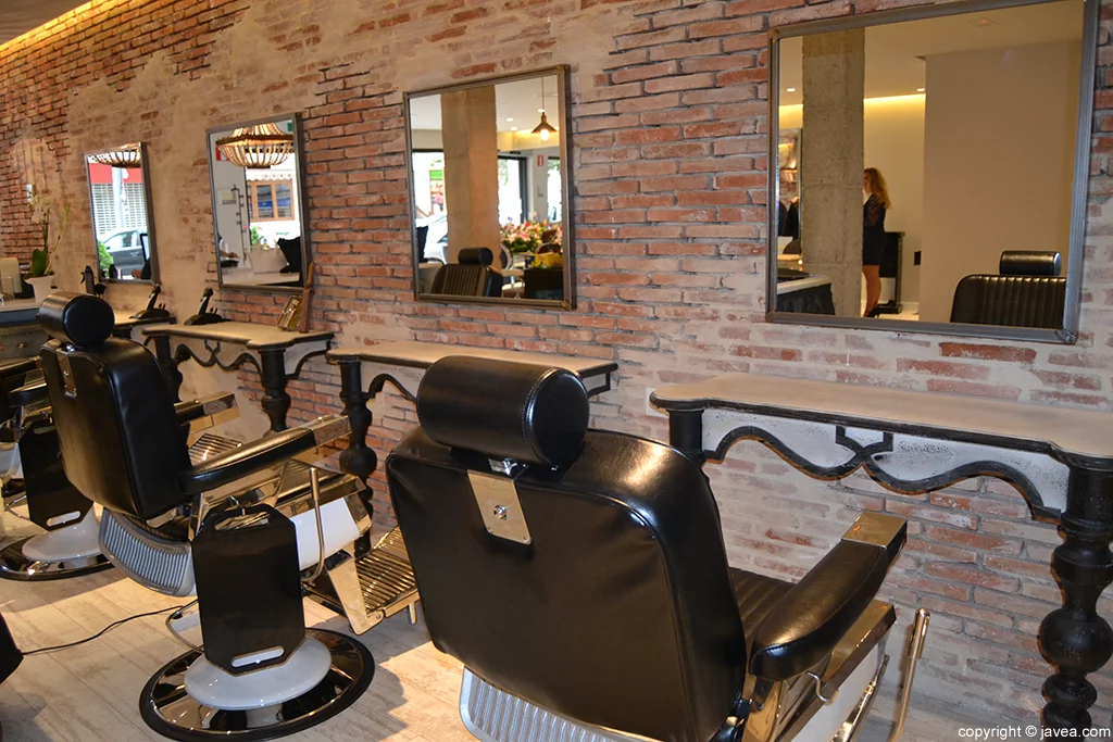 Interior de la peluquería Status en Jávea