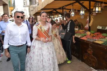 José Chulvi y Ángela Devesa durante el recorrido de la Feria de Artesanía de Jávea