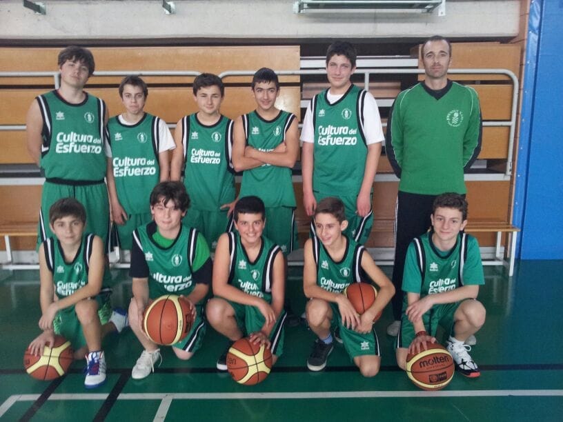 J. Guillermo Pedrós con su equipo del Joventut Xàbia Infantil Masculino