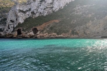 La Cala Granadella en Jávea está rodeada de montañas y acantilados