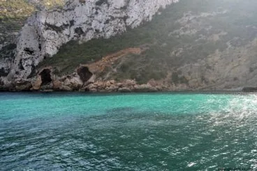 La Cala Granadella en Jávea está rodeada de montañas y acantilados